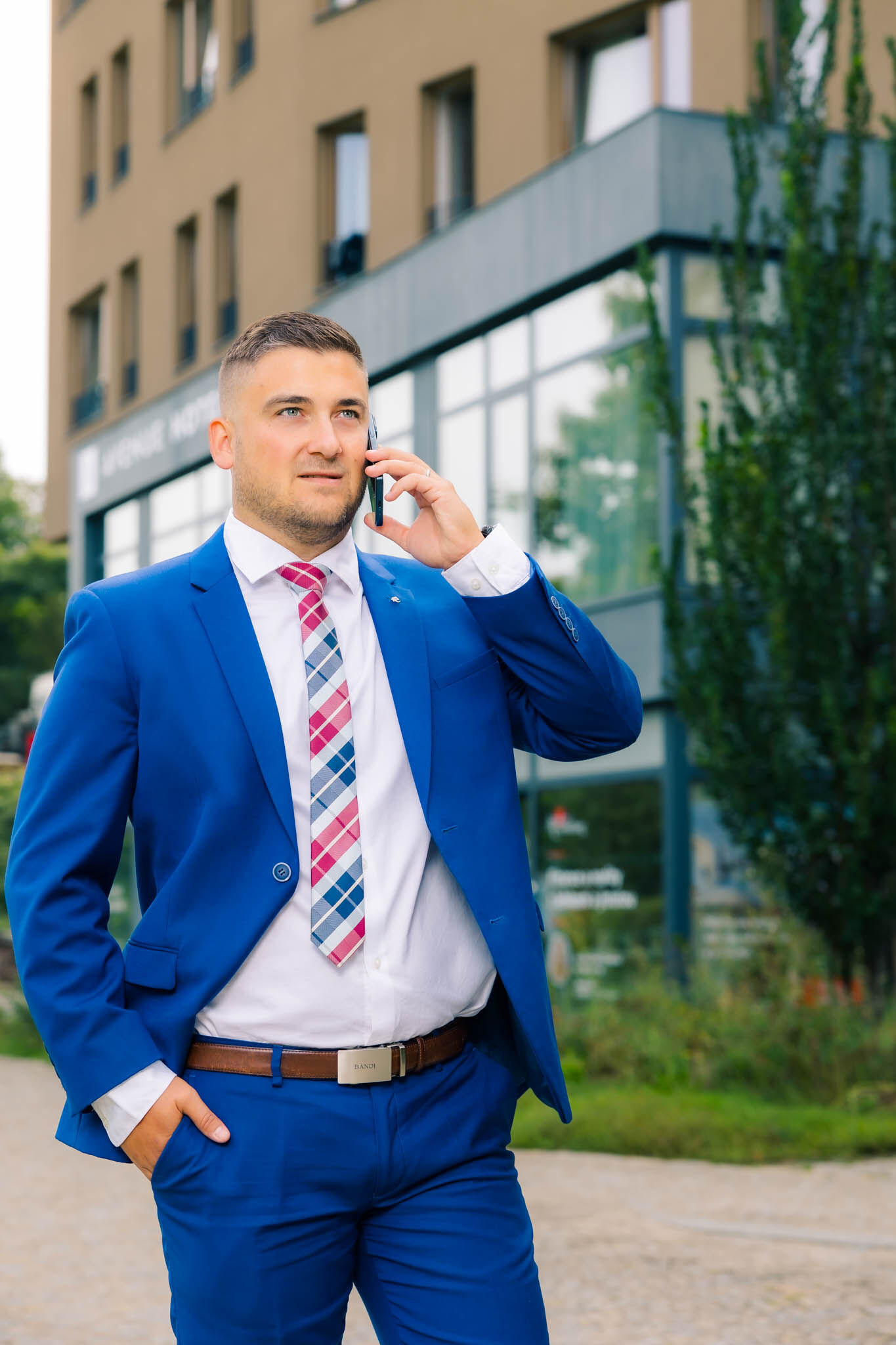 Business portrét v exteriéru, lifestyle firemní portrét, profesionální fotka, portrét managera, fotograf Plzeň, business portréty Plzeň, sako, businessman